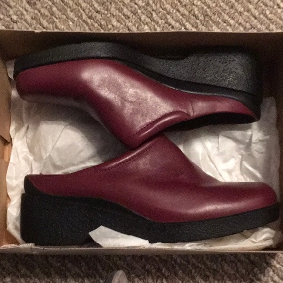 NWT,EASY SPIRIT, 8M, Cranberry leatherClogs, non slip bottoms, comfort footbeds - Picture 7 of 10